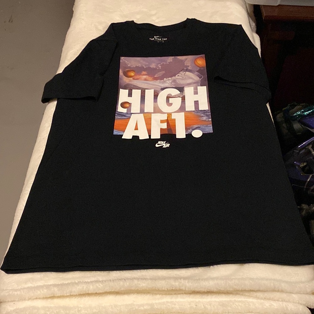 Men Nike T-shirt size medium still has tags never been worn